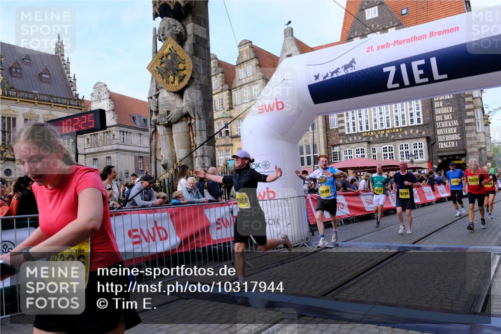 13.09.2026 - 21. swb-Marathon Bremen Tim E. http://msf.ph/oto/10317944 13.09.2026 10:57:42 Ziel 10166, 10177, 10226, 10300, 10394, 10517, 10518, 10687, 10969, 11106, 11365, 11480, 11498, 11609, 11734, 11965, 11966, 12037, 12111, 12263, 12372, 12382, 12383, 12400, 12411 meine-sportfotos.de