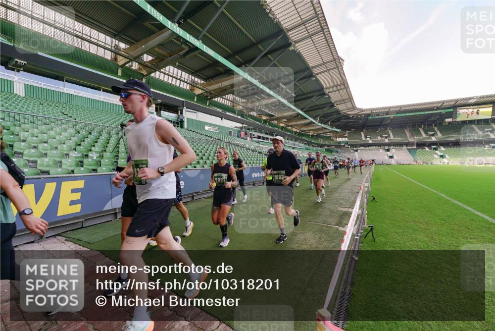 13.09.2026 - 21. swb-Marathon Bremen Michael Burmester http://msf.ph/oto/10318201 13.09.2026 13:16:08 Laufen im Stadion 134, 143, 153, 231, 263, 266, 267, 271, 300, 414, 598, 612, 653, 990, 1047, 1185, 1312, 1465, 1539, 1825, 1874, 1987, 2013, 2218, 2235, 2259, 2351, 2359, 2363, 2381, 2385, 2386, 2466, 2468, 2484, 2494, 2562, 2579, 2664, 2667, 2678, 2690, 2691, 2698, 2737, 2760, 2778, 2783, 2797, 2799, 2821, 2846, 2859, 2861, 2865, 2874, 2958, 2974, 2996, 3001, 3075, 3133, 3157, 3165, 3185, 3213, 3237, 3265, 3331, 3355, 3366, 3382, 3387, 3486, 3501, 3512, 3670, 3680, 3829, 4034, 4306, 703 meine-sportfotos.de