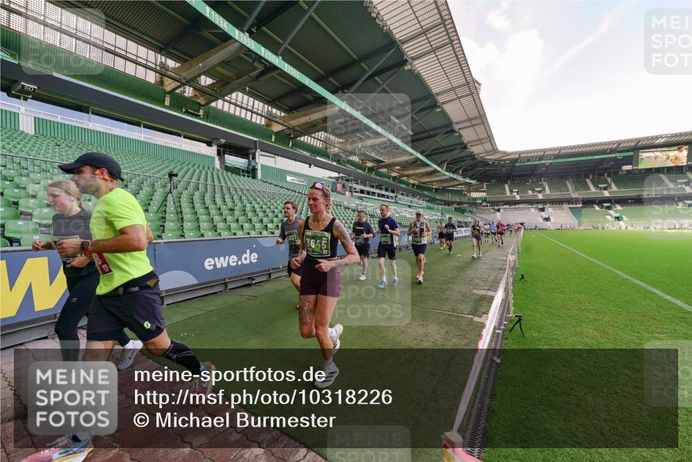 13.09.2026 - 21. swb-Marathon Bremen Michael Burmester http://msf.ph/oto/10318226 13.09.2026 13:16:10 Laufen im Stadion 134, 143, 153, 231, 263, 266, 267, 271, 300, 414, 598, 612, 653, 990, 1047, 1185, 1312, 1465, 1539, 1825, 1874, 1987, 2013, 2218, 2235, 2259, 2351, 2359, 2363, 2381, 2385, 2386, 2466, 2468, 2484, 2562, 2579, 2664, 2667, 2678, 2690, 2691, 2698, 2737, 2760, 2778, 2783, 2797, 2799, 2821, 2846, 2859, 2861, 2865, 2874, 2958, 2974, 2996, 3001, 3075, 3133, 3157, 3165, 3185, 3213, 3237, 3265, 3331, 3355, 3366, 3382, 3387, 3486, 3501, 3512, 3670, 3680, 3829, 4034, 4306, 703 meine-sportfotos.de