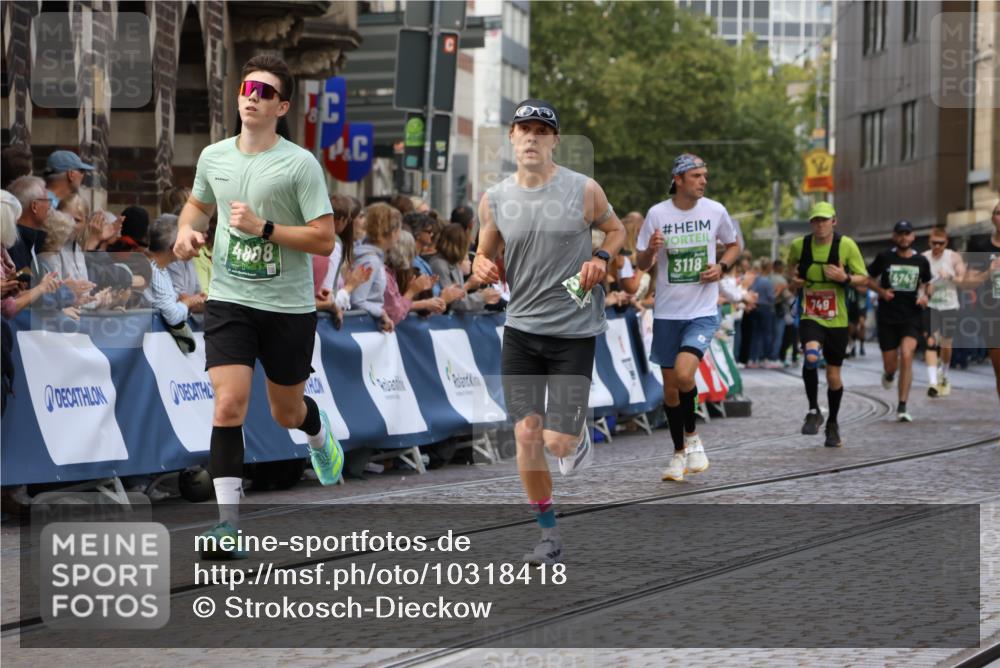 13.09.2026 - 21. swb-Marathon Bremen Strokosch-Dieckow http://msf.ph/oto/10318418 13.09.2026 13:07:13 Ziel 521, 749, 1009, 3127, 3794, 3973, 4574, 5238, 6784, 8580, 8888, 9708, 2706, 3043, 3118, 4743, 4808, 8060, 8098, 8980 meine-sportfotos.de