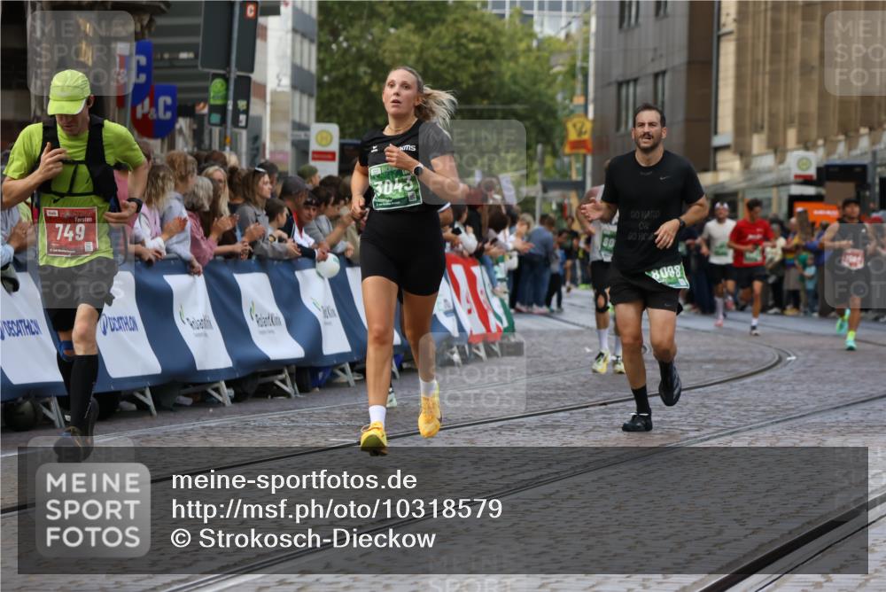 13.09.2026 - 21. swb-Marathon Bremen Strokosch-Dieckow http://msf.ph/oto/10318579 13.09.2026 13:07:18 Ziel 521, 749, 1540, 3127, 3794, 3973, 4574, 8580, 8888, 9708, 2706, 3043, 3118, 4743, 7803, 8060, 8098, 8467 meine-sportfotos.de