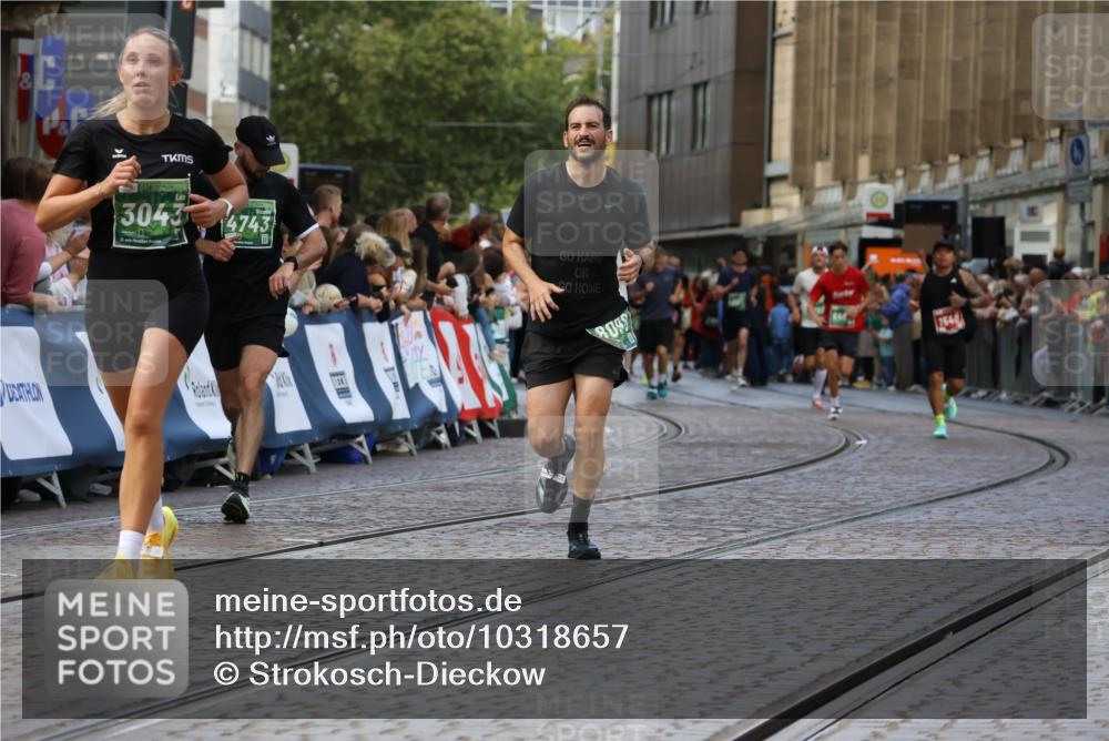 13.09.2026 - 21. swb-Marathon Bremen Strokosch-Dieckow http://msf.ph/oto/10318657 13.09.2026 13:07:19 Ziel 749, 1540, 3127, 3794, 3973, 4574, 8888, 9708, 819, 2706, 3043, 4743, 7803, 8060, 8098, 8467 meine-sportfotos.de