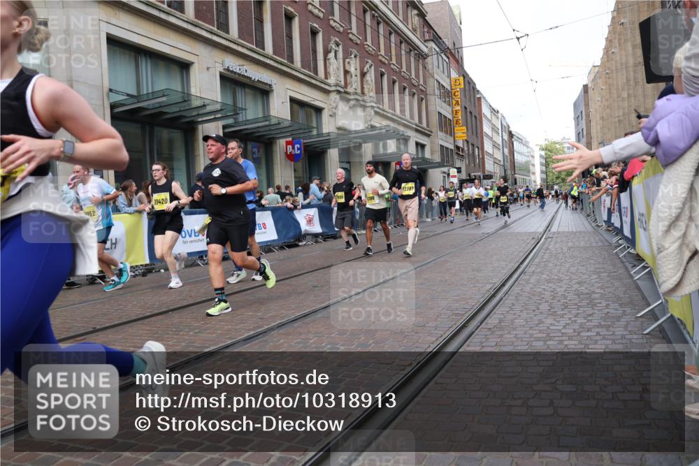 13.09.2026 - 21. swb-Marathon Bremen Strokosch-Dieckow http://msf.ph/oto/10318913 13.09.2026 10:58:10 Ziel 10249, 10530, 10750, 10878, 10879, 11004, 11030, 11120, 11131, 11152, 11189, 11202, 11384, 11403, 11420, 11455, 11686, 11750, 11906, 11952, 11953, 11955, 12017, 12092, 12180, 12237, 12320, 12499, 12505, 12518, 10078, 10494, 10543, 10559, 10565, 10604, 10673, 10707, 10728, 10750, 10798, 10826, 10828, 10903, 10914, 10931, 10932, 11136, 11295, 11332, 11388, 11752, 11824, 11856, 11863, 11884, 12017, 12231, 12386, 12387, 12427, 12441, 12482, 12551 meine-sportfotos.de