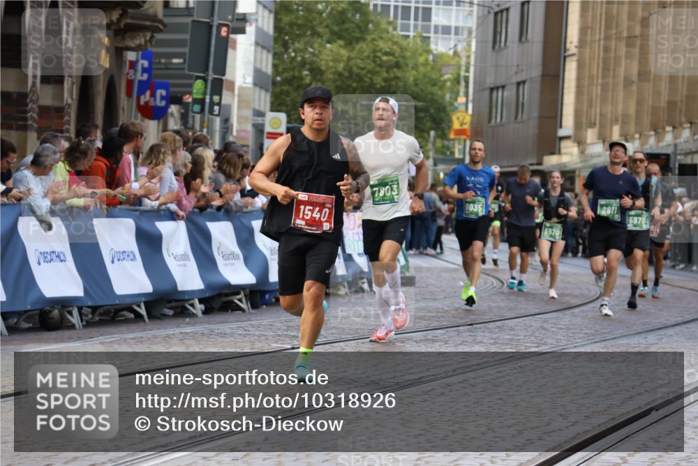 13.09.2026 - 21. swb-Marathon Bremen Strokosch-Dieckow http://msf.ph/oto/10318926 13.09.2026 13:07:30 Ziel 1540, 1863, 3118, 3794, 3973, 4808, 6053, 7636, 7876, 8980, 9708, 9927, 819, 2135, 4990, 5570, 5976, 7558, 7803, 8611, 8737, 9035, 9356 meine-sportfotos.de