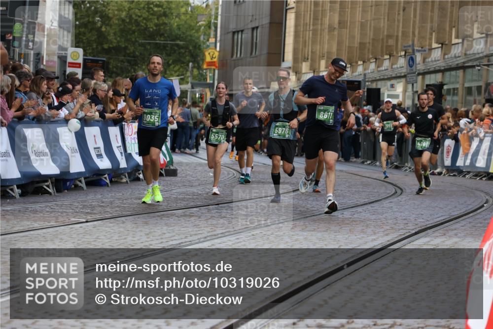 13.09.2026 - 21. swb-Marathon Bremen Strokosch-Dieckow http://msf.ph/oto/10319026 13.09.2026 13:07:32 Ziel 1540, 1863, 3043, 3118, 3794, 3973, 4808, 6053, 7636, 7876, 8980, 9927, 819, 969, 2135, 4852, 4990, 5570, 5976, 7558, 7803, 8611, 8737, 9035, 9356 meine-sportfotos.de
