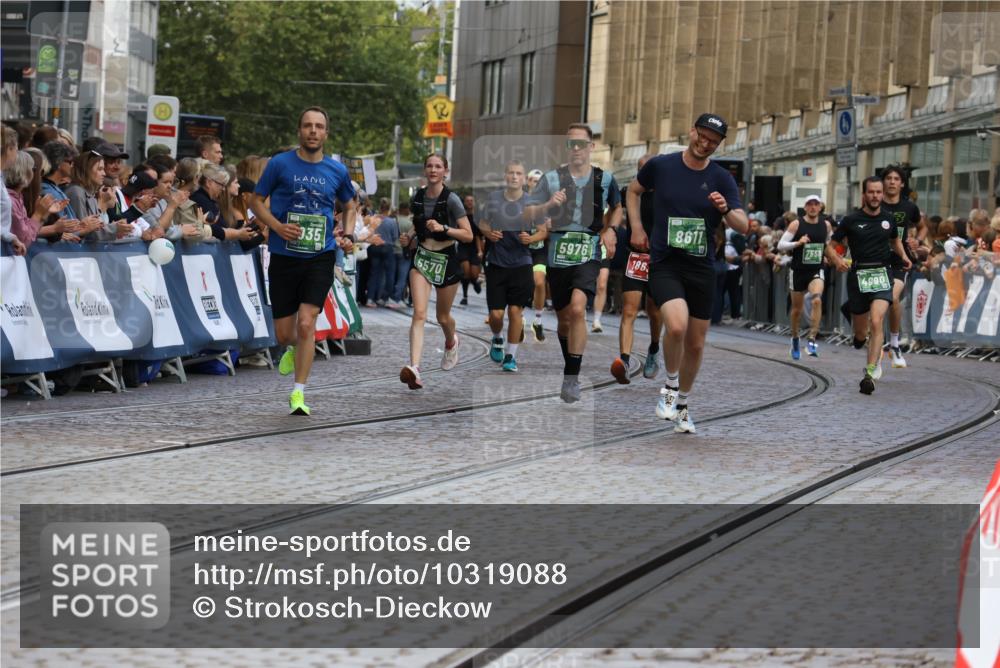 13.09.2026 - 21. swb-Marathon Bremen Strokosch-Dieckow http://msf.ph/oto/10319088 13.09.2026 13:07:32 Ziel 1540, 1863, 3043, 3118, 3794, 3973, 4808, 6053, 7636, 7876, 8980, 9927, 819, 969, 2135, 4852, 4990, 5570, 5976, 7558, 7803, 8611, 8737, 9035, 9356 meine-sportfotos.de
