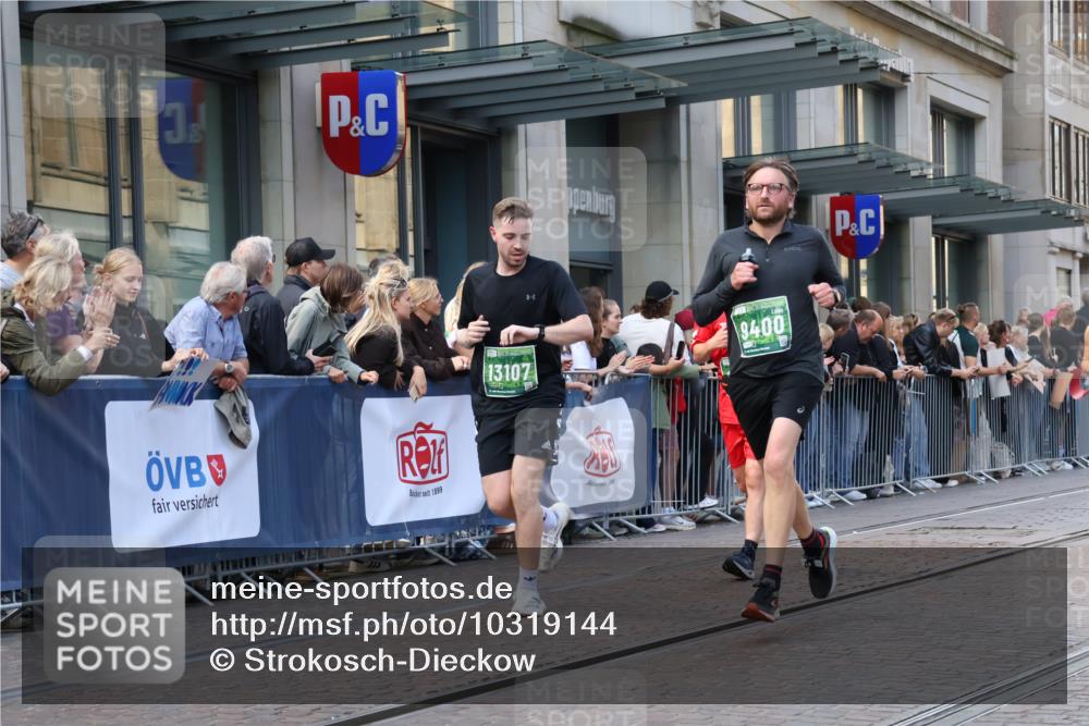 13.09.2026 - 21. swb-Marathon Bremen Strokosch-Dieckow http://msf.ph/oto/10319144 13.09.2026 13:17:24 Ziel 560, 771, 1297, 2008, 2125, 2234, 2812, 3051, 3192, 3760, 4171, 4286, 4374, 4498, 4499, 4620, 5041, 5530, 5550, 5817, 7901, 8100, 8250, 8253, 8446, 9075, 9400, 9505, 9595, 9596, 13041, 13107, 842, 2052, 3148, 4156, 4805, 6095, 6624, 6734, 6759, 6803, 6953, 7284, 8111, 8253, 8418, 8532, 8714, 8858 meine-sportfotos.de