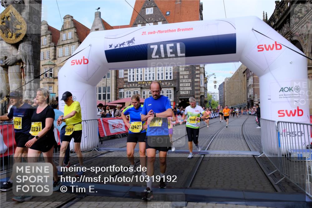 13.09.2026 - 21. swb-Marathon Bremen Tim E. http://msf.ph/oto/10319192 13.09.2026 10:58:09 Ziel 10078, 10460, 10559, 10565, 10707, 10728, 11136, 11153, 11332, 11532, 11568, 11824, 11856, 11863, 12228, 12231, 12264, 12427, 12551, 12555 meine-sportfotos.de