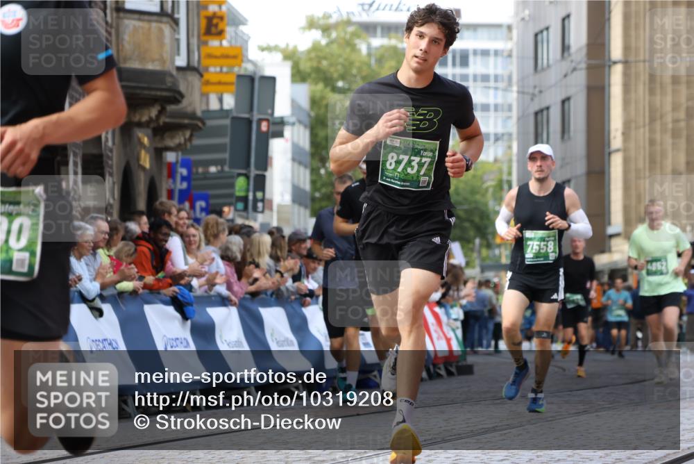 13.09.2026 - 21. swb-Marathon Bremen Strokosch-Dieckow http://msf.ph/oto/10319208 13.09.2026 13:07:40 Ziel 1863, 2706, 3043, 3118, 4743, 4808, 6053, 7636, 7876, 8060, 8098, 8467, 8980, 9927, 969, 4732, 4852, 7558, 8737, 9356 meine-sportfotos.de