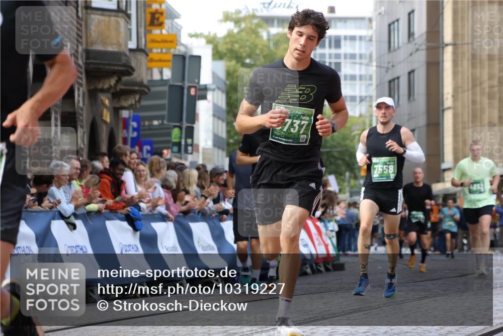 13.09.2026 - 21. swb-Marathon Bremen Strokosch-Dieckow http://msf.ph/oto/10319227 13.09.2026 13:07:40 Ziel 1863, 2706, 3043, 3118, 4743, 4808, 6053, 7636, 7876, 8060, 8098, 8467, 8980, 9927, 969, 4732, 4852, 7558, 8737, 9356 meine-sportfotos.de