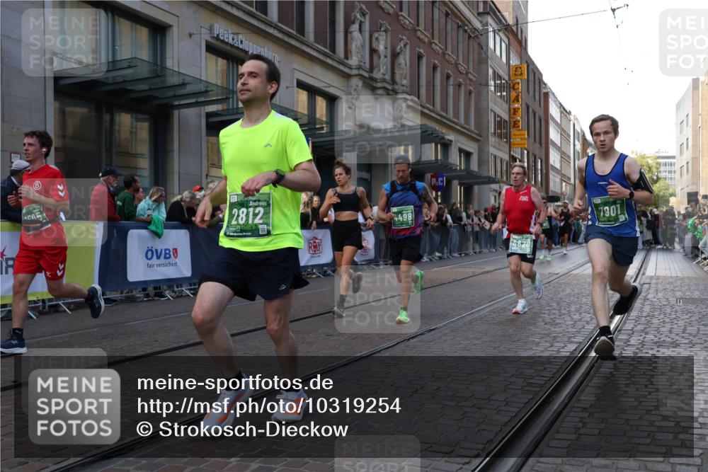 13.09.2026 - 21. swb-Marathon Bremen Strokosch-Dieckow http://msf.ph/oto/10319254 13.09.2026 13:17:26 Ziel 560, 771, 948, 1297, 2001, 2008, 2125, 2234, 2812, 3051, 3192, 3760, 4171, 4286, 4374, 4498, 4499, 4620, 5041, 5530, 5550, 5817, 5935, 7901, 8100, 8250, 8446, 9400, 9505, 9595, 9596, 13041, 13107, 842, 2052, 3148, 4805, 6095, 6624, 6734, 6759, 6803, 7284, 8111, 8253, 8418, 8446, 8532, 8714, 9075 meine-sportfotos.de