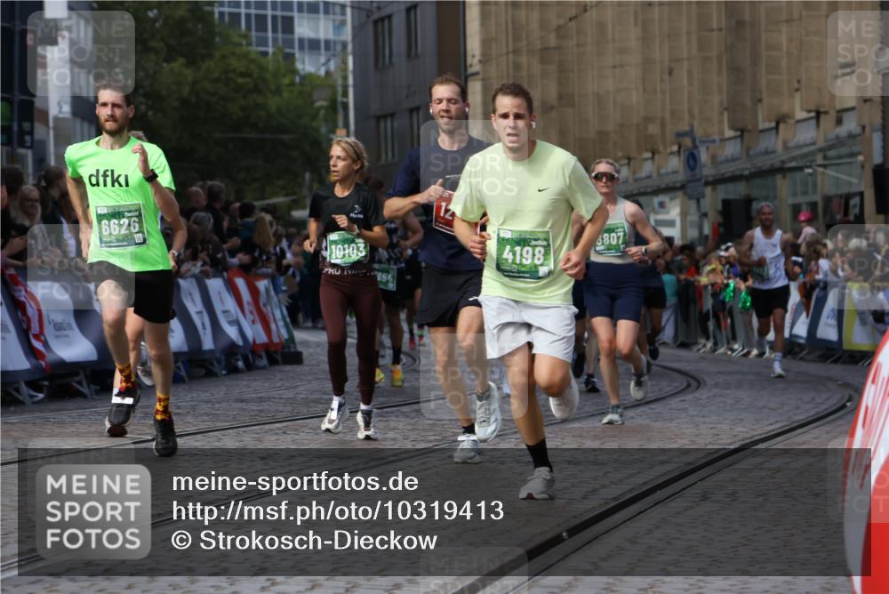 13.09.2026 - 21. swb-Marathon Bremen Strokosch-Dieckow http://msf.ph/oto/10319413 13.09.2026 13:24:42 Ziel 776, 1250, 2295, 2491, 3994, 4000, 4559, 5012, 5208, 5572, 5668, 5669, 5928, 5929, 5953, 6080, 7069, 7081, 7156, 7568, 8310, 8415, 8784, 9087, 9264, 9573, 9676, 9916, 972, 1516, 2761, 3015, 4198, 4262, 4277, 4973, 5664, 6079, 6360, 6544, 6626, 6807, 7409, 7854, 8853, 10103 meine-sportfotos.de