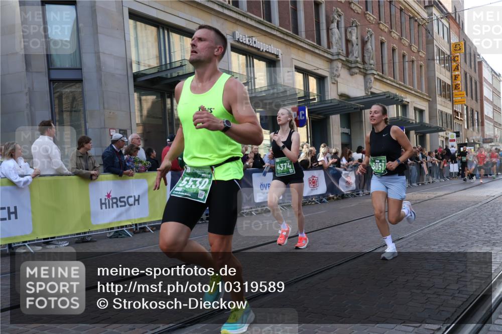 13.09.2026 - 21. swb-Marathon Bremen Strokosch-Dieckow http://msf.ph/oto/10319589 13.09.2026 13:17:34 Ziel 771, 948, 1297, 1631, 1797, 2001, 2125, 2634, 2812, 3051, 3192, 4286, 4374, 4498, 4499, 4620, 4733, 5530, 5817, 5935, 5948, 6290, 6448, 8805, 8869, 9400, 9505, 9595, 9596, 9837, 13041, 13107, 560, 842, 2008, 2234, 3148, 3760, 4171, 4805, 5041, 5550, 6095, 6734, 6759, 6803, 7901, 8100, 8250, 8253, 8446, 8532, 8714, 9075, 9400 meine-sportfotos.de