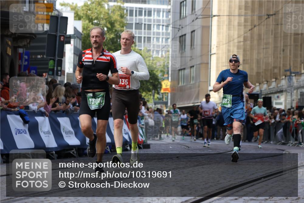 13.09.2026 - 21. swb-Marathon Bremen Strokosch-Dieckow http://msf.ph/oto/10319691 13.09.2026 13:07:58 Ziel 819, 969, 2135, 4852, 4990, 5570, 5976, 7558, 7803, 8060, 8467, 8611, 8737, 9035, 9356, 2098, 2266, 2844, 6692, 13091 meine-sportfotos.de