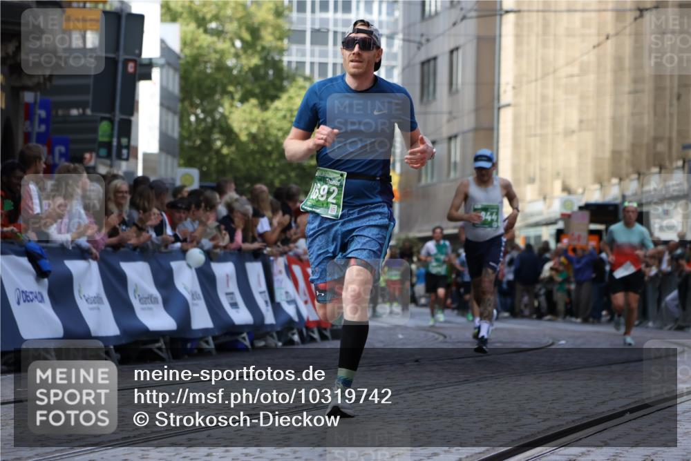 13.09.2026 - 21. swb-Marathon Bremen Strokosch-Dieckow http://msf.ph/oto/10319742 13.09.2026 13:08:00 Ziel 819, 969, 2135, 4732, 4852, 4990, 5570, 5976, 7558, 7803, 8467, 8611, 8737, 9035, 9356, 2098, 2266, 2844, 3808, 5594, 6692, 13091 meine-sportfotos.de