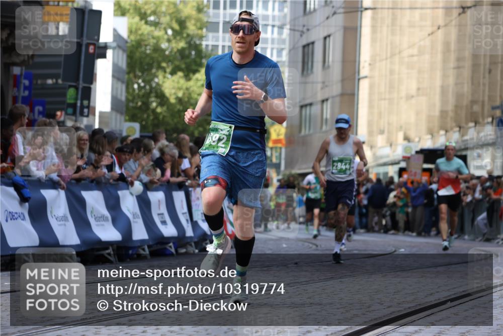 13.09.2026 - 21. swb-Marathon Bremen Strokosch-Dieckow http://msf.ph/oto/10319774 13.09.2026 13:08:00 Ziel 819, 969, 2135, 4732, 4852, 4990, 5570, 5976, 7558, 7803, 8467, 8611, 8737, 9035, 9356, 2098, 2266, 2844, 3808, 5594, 6692, 13091 meine-sportfotos.de