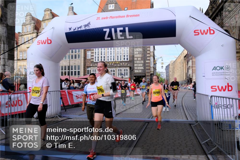 13.09.2026 - 21. swb-Marathon Bremen Tim E. http://msf.ph/oto/10319806 13.09.2026 10:58:28 Ziel 10249, 10494, 10530, 10543, 10604, 10673, 10750, 10798, 10826, 10828, 10903, 10914, 10931, 10932, 11120, 11131, 11202, 11295, 11388, 11420, 11752, 11884, 11906, 11952, 12017, 12386, 12387, 12441, 12482 meine-sportfotos.de