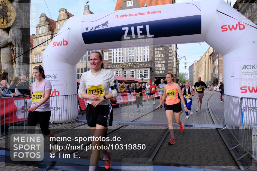 13.09.2026 - 21. swb-Marathon Bremen Tim E. http://msf.ph/oto/10319850 13.09.2026 10:58:29 Ziel 10249, 10494, 10530, 10543, 10604, 10673, 10750, 10798, 10826, 10828, 10903, 10914, 10931, 10932, 11120, 11131, 11202, 11295, 11388, 11420, 11752, 11884, 11906, 11952, 12017, 12092, 12386, 12387, 12441, 12482 meine-sportfotos.de