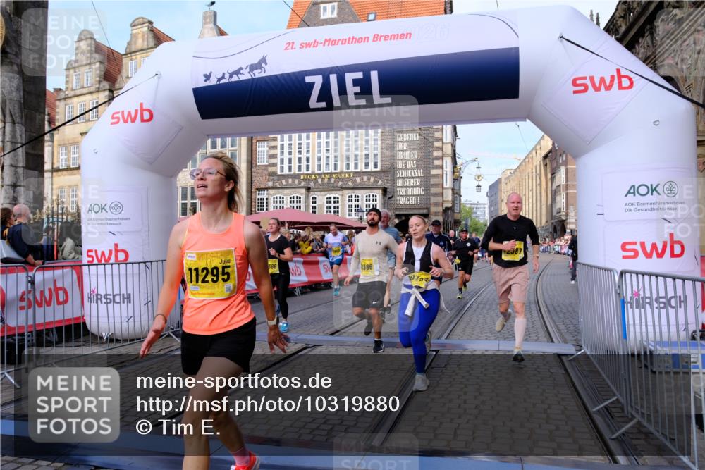 13.09.2026 - 21. swb-Marathon Bremen Tim E. http://msf.ph/oto/10319880 13.09.2026 10:58:30 Ziel 10249, 10494, 10530, 10543, 10604, 10673, 10750, 10798, 10826, 10828, 10903, 10914, 10931, 10932, 11120, 11131, 11202, 11295, 11388, 11403, 11420, 11750, 11752, 11884, 11906, 11952, 12017, 12092, 12386, 12387, 12441, 12482 meine-sportfotos.de