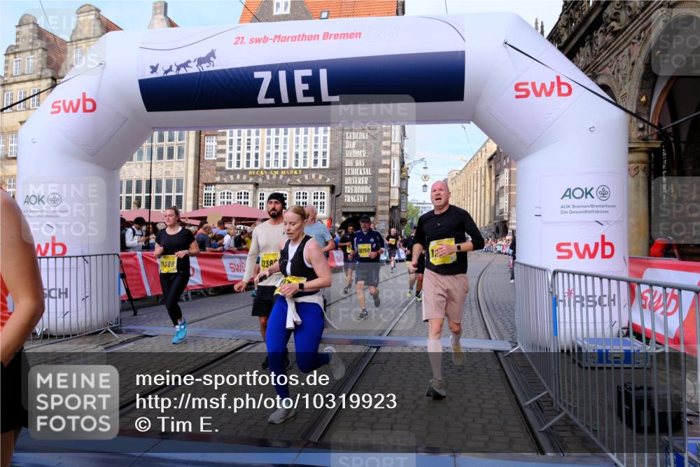 13.09.2026 - 21. swb-Marathon Bremen Tim E. http://msf.ph/oto/10319923 13.09.2026 10:58:30 Ziel 10249, 10494, 10530, 10543, 10604, 10673, 10750, 10798, 10826, 10828, 10903, 10914, 10931, 10932, 11120, 11131, 11202, 11295, 11388, 11403, 11420, 11750, 11752, 11884, 11906, 11952, 12017, 12092, 12386, 12387, 12441, 12482 meine-sportfotos.de
