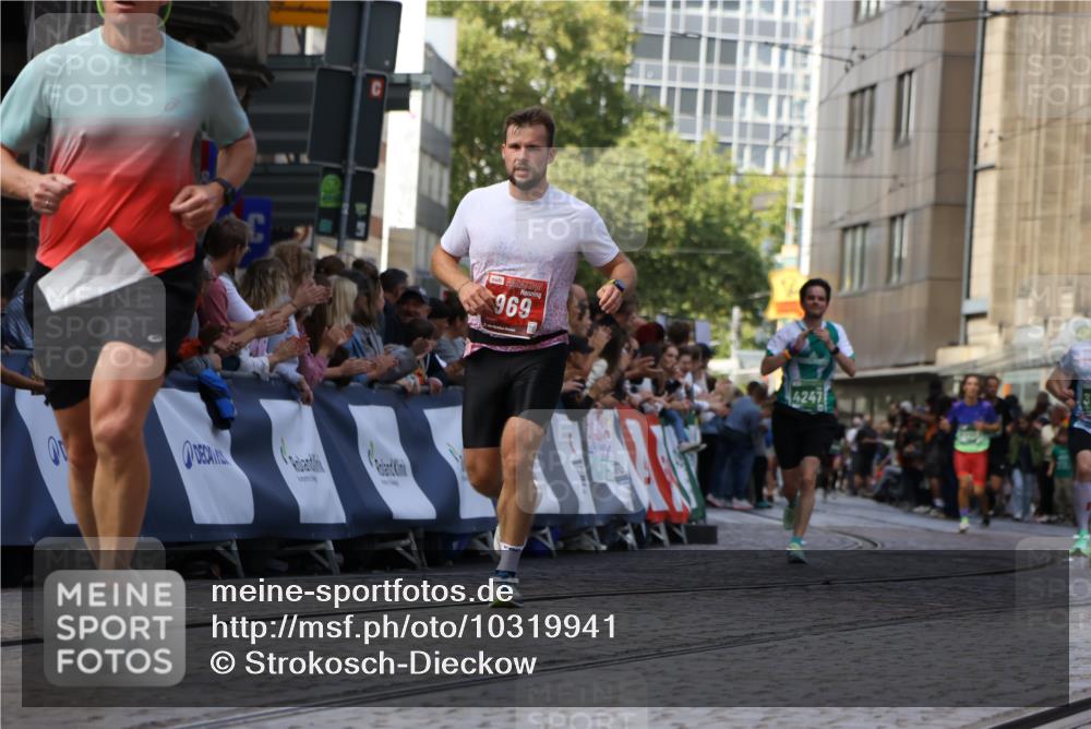 13.09.2026 - 21. swb-Marathon Bremen Strokosch-Dieckow http://msf.ph/oto/10319941 13.09.2026 13:08:08 Ziel 969, 4732, 4852, 4990, 5570, 5976, 7558, 8611, 8737, 9035, 9356, 13160, 678, 1335, 1696, 2098, 2266, 3808, 4247, 5594, 8655, 9582 meine-sportfotos.de