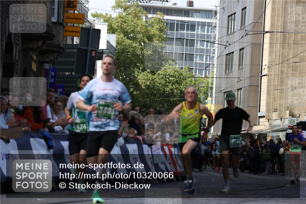 13.09.2026 - 21. swb-Marathon Bremen Strokosch-Dieckow http://msf.ph/oto/10320066 13.09.2026 13:08:12 Ziel 969, 4732, 4852, 6692, 7558, 8737, 9356, 13091, 13160, 339, 678, 1335, 1696, 3808, 4247, 5594, 8655, 9582 meine-sportfotos.de