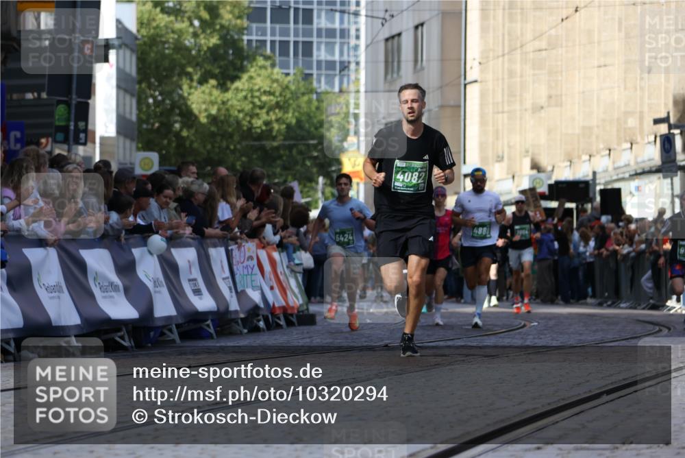 13.09.2026 - 21. swb-Marathon Bremen Strokosch-Dieckow http://msf.ph/oto/10320294 13.09.2026 13:08:22 Ziel 2098, 2266, 2844, 6692, 13091, 13160, 339, 715, 4082, 4888, 5424, 9084 meine-sportfotos.de