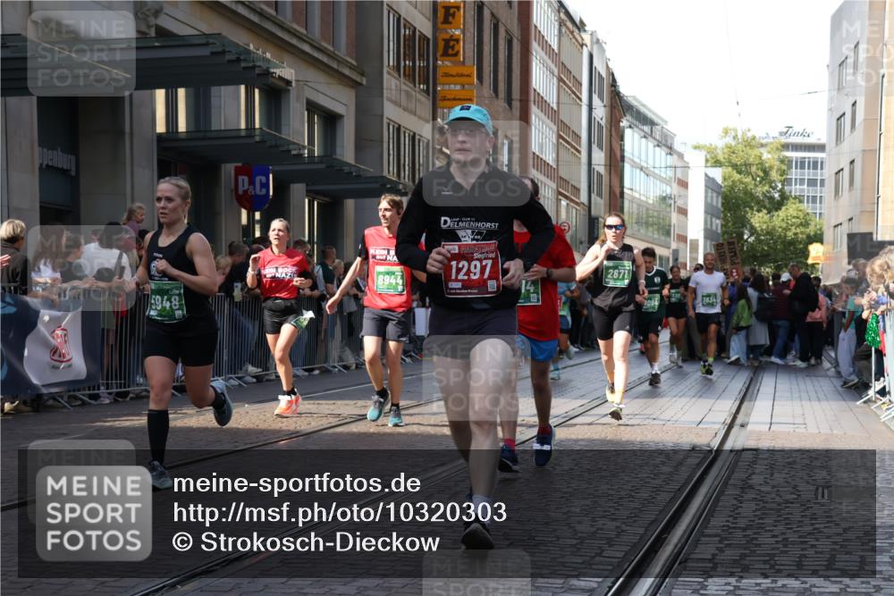 13.09.2026 - 21. swb-Marathon Bremen Strokosch-Dieckow http://msf.ph/oto/10320303 13.09.2026 13:17:49 Ziel 948, 1631, 1797, 1872, 2001, 2260, 2634, 2671, 3241, 3458, 3514, 3634, 4131, 4733, 5292, 5695, 5935, 5948, 6152, 6290, 6448, 7954, 8094, 8805, 8869, 8943, 8944, 9134, 9595, 9596, 9609, 9837, 10065, 13041, 560, 771, 1297, 2008, 2125, 2234, 2812, 3051, 3192, 3760, 4171, 4286, 4374, 4498, 4499, 4620, 5041, 5530, 5550, 5817, 7901, 8100, 8250, 8253, 8446, 9075, 9400, 9505, 9595, 9596, 13041, 13107 meine-sportfotos.de