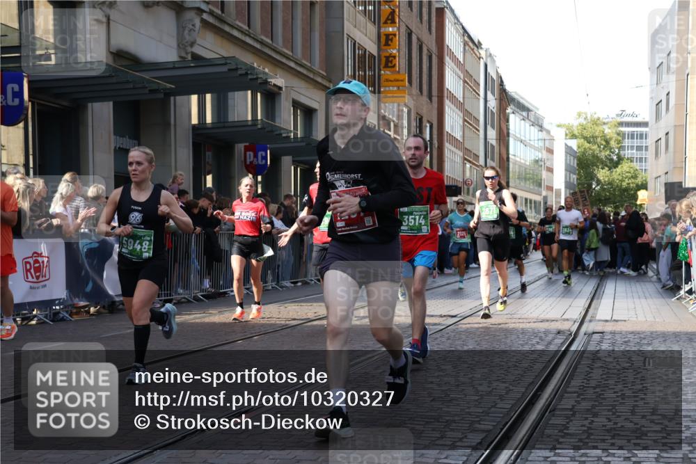 13.09.2026 - 21. swb-Marathon Bremen Strokosch-Dieckow http://msf.ph/oto/10320327 13.09.2026 13:17:49 Ziel 948, 1631, 1797, 1872, 2001, 2260, 2634, 2671, 3241, 3458, 3514, 3634, 4131, 4733, 5292, 5695, 5935, 5948, 6152, 6290, 6448, 7954, 8094, 8805, 8869, 8943, 8944, 9134, 9595, 9596, 9609, 9837, 10065, 13041, 560, 771, 1297, 2008, 2125, 2234, 2812, 3051, 3192, 3760, 4171, 4286, 4374, 4498, 4499, 4620, 5041, 5530, 5550, 5817, 7901, 8100, 8250, 8253, 8446, 9075, 9400, 9505, 9595, 9596, 13041, 13107 meine-sportfotos.de