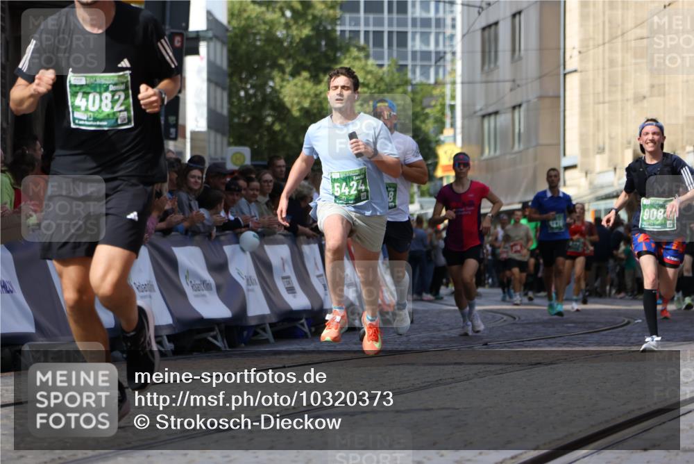 13.09.2026 - 21. swb-Marathon Bremen Strokosch-Dieckow http://msf.ph/oto/10320373 13.09.2026 13:08:26 Ziel 2098, 2266, 2844, 3808, 5594, 6692, 13091, 13160, 715, 3276, 4033, 4082, 4888, 5424, 6842, 7064, 7121, 9084 meine-sportfotos.de