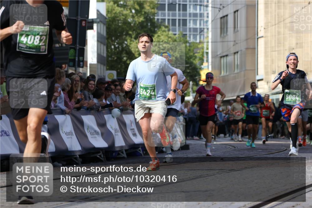 13.09.2026 - 21. swb-Marathon Bremen Strokosch-Dieckow http://msf.ph/oto/10320416 13.09.2026 13:08:26 Ziel 2098, 2266, 2844, 3808, 5594, 6692, 13091, 13160, 715, 3276, 4033, 4082, 4888, 5424, 6842, 7064, 7121, 9084 meine-sportfotos.de