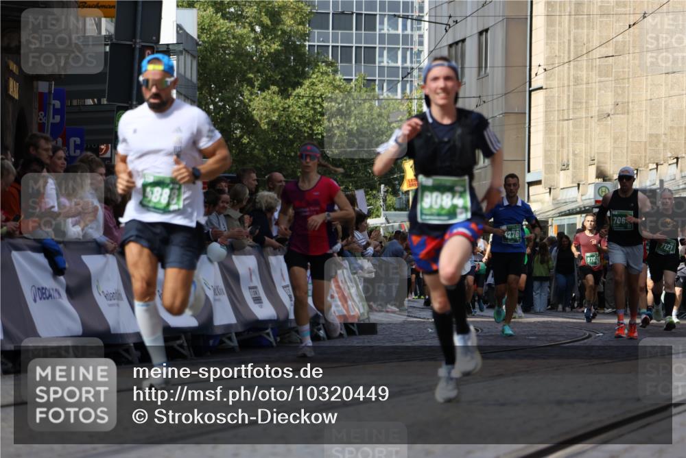 13.09.2026 - 21. swb-Marathon Bremen Strokosch-Dieckow http://msf.ph/oto/10320449 13.09.2026 13:08:28 Ziel 2098, 2266, 2844, 3808, 4247, 5594, 6692, 13091, 13160, 715, 3276, 4033, 4888, 5377, 6842, 7064, 7121, 9084 meine-sportfotos.de