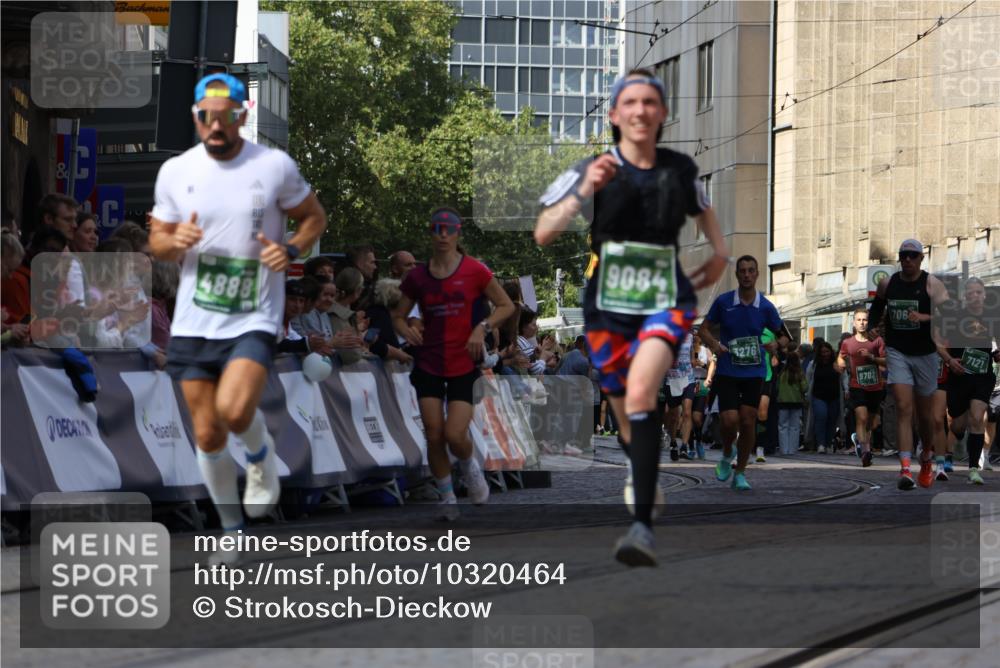 13.09.2026 - 21. swb-Marathon Bremen Strokosch-Dieckow http://msf.ph/oto/10320464 13.09.2026 13:08:28 Ziel 2098, 2266, 2844, 3808, 4247, 5594, 6692, 13091, 13160, 715, 3276, 4033, 4888, 5377, 6842, 7064, 7121, 9084 meine-sportfotos.de