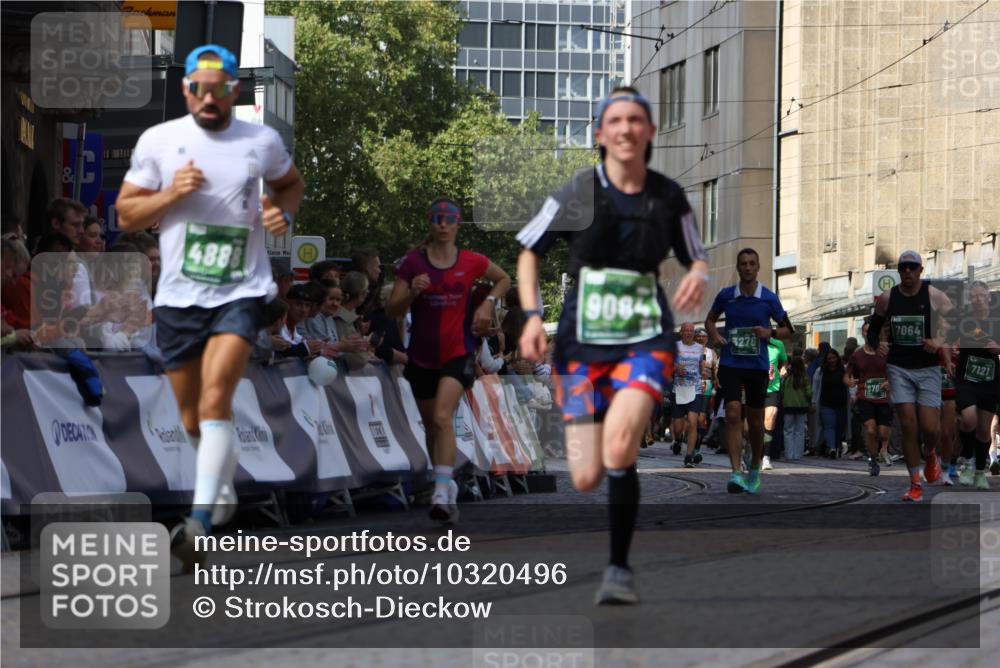13.09.2026 - 21. swb-Marathon Bremen Strokosch-Dieckow http://msf.ph/oto/10320496 13.09.2026 13:08:28 Ziel 2098, 2266, 2844, 3808, 4247, 5594, 6692, 13091, 13160, 715, 3276, 4033, 4888, 5377, 6842, 7064, 7121, 9084 meine-sportfotos.de