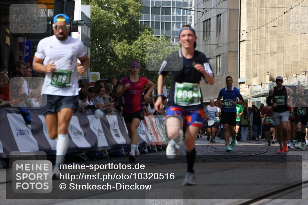 13.09.2026 - 21. swb-Marathon Bremen Strokosch-Dieckow http://msf.ph/oto/10320516 13.09.2026 13:08:28 Ziel 2098, 2266, 2844, 3808, 4247, 5594, 6692, 13091, 13160, 715, 3276, 4033, 4888, 5377, 6842, 7064, 7121, 9084 meine-sportfotos.de