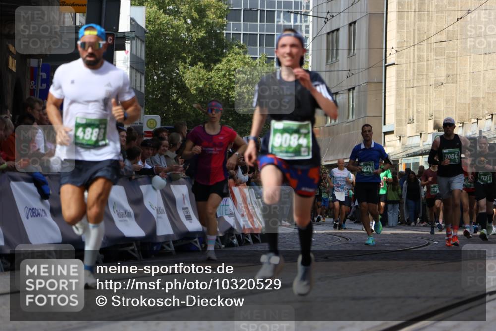 13.09.2026 - 21. swb-Marathon Bremen Strokosch-Dieckow http://msf.ph/oto/10320529 13.09.2026 13:08:28 Ziel 2098, 2266, 2844, 3808, 4247, 5594, 6692, 13091, 13160, 715, 3276, 4033, 4888, 5377, 6842, 7064, 7121, 9084 meine-sportfotos.de