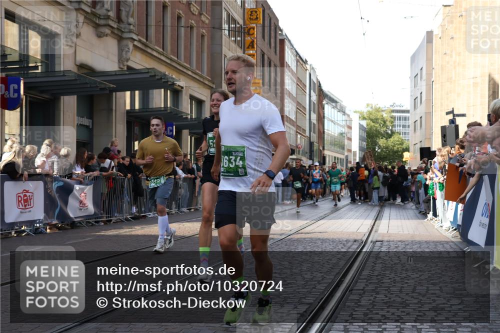13.09.2026 - 21. swb-Marathon Bremen Strokosch-Dieckow http://msf.ph/oto/10320724 13.09.2026 13:17:55 Ziel 1146, 1419, 1631, 1872, 2260, 2671, 3241, 3458, 3514, 3634, 4131, 4733, 5292, 5460, 5695, 5948, 6152, 6290, 6448, 7491, 7954, 8094, 8943, 8944, 9134, 9609, 10065, 13150, 771, 948, 1297, 1797, 2001, 2125, 2234, 2634, 2812, 3051, 3192, 3760, 4171, 4286, 4374, 4498, 4499, 4620, 5041, 5530, 5817, 5935, 7901, 8250, 8805, 8869, 9400, 9505, 9595, 9596, 9837, 13041, 13107 meine-sportfotos.de