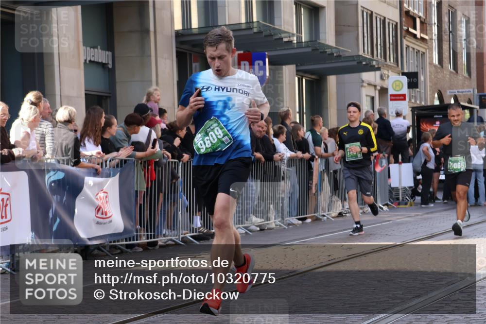 13.09.2026 - 21. swb-Marathon Bremen Strokosch-Dieckow http://msf.ph/oto/10320775 13.09.2026 13:17:56 Ziel 1146, 1419, 1631, 1872, 2260, 2671, 3241, 3458, 3514, 3634, 4131, 4733, 5292, 5307, 5460, 5695, 5948, 6152, 6290, 6448, 7491, 7954, 8094, 8943, 8944, 9134, 9609, 10065, 13150, 771, 948, 1297, 1631, 1797, 2001, 2125, 2234, 2634, 2812, 3051, 3192, 3760, 4286, 4374, 4498, 4499, 4620, 5530, 5817, 5935, 8250, 8805, 8869, 9400, 9505, 9595, 9596, 9837, 13041, 13107 meine-sportfotos.de