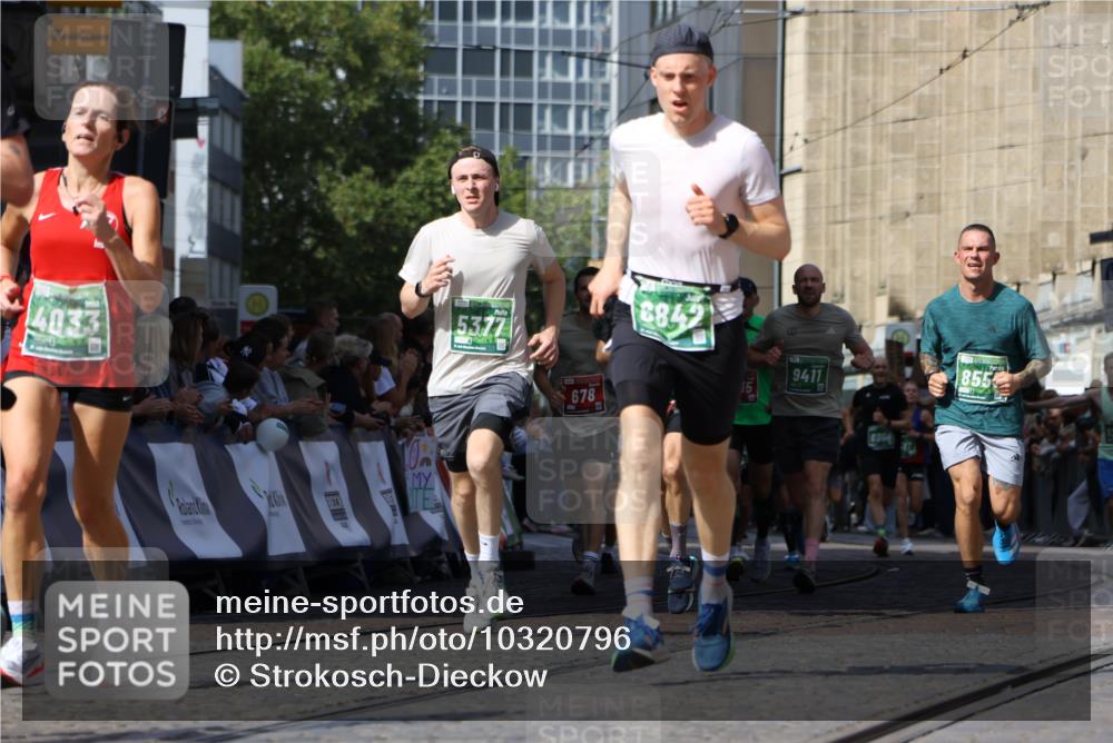 13.09.2026 - 21. swb-Marathon Bremen Strokosch-Dieckow http://msf.ph/oto/10320796 13.09.2026 13:08:38 Ziel 339, 678, 1335, 1696, 2098, 2266, 2844, 3808, 4247, 5594, 8655, 9582, 3110, 3276, 3330, 4033, 5377, 5517, 6842, 6906, 7121, 8555, 9240, 9411, 9702, 9867, 9906 meine-sportfotos.de