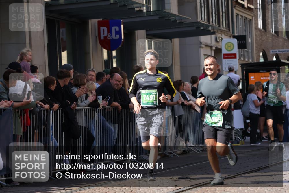 13.09.2026 - 21. swb-Marathon Bremen Strokosch-Dieckow http://msf.ph/oto/10320814 13.09.2026 13:17:58 Ziel 1146, 1419, 1872, 2055, 2260, 2671, 3241, 3458, 3514, 3634, 4131, 4733, 5292, 5307, 5460, 5695, 5948, 6152, 6293, 6294, 6448, 7491, 7954, 8094, 8943, 8944, 9134, 9609, 10065, 13150, 771, 948, 1297, 1631, 1797, 2001, 2125, 2234, 2634, 2812, 3051, 3192, 3760, 4286, 4374, 4498, 4499, 4620, 5530, 5817, 5935, 5948, 6290, 6448, 8805, 8869, 9400, 9505, 9595, 9596, 9837, 13041, 13107 meine-sportfotos.de
