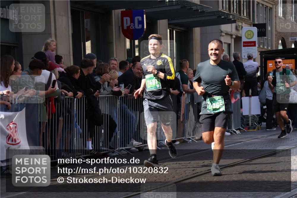 13.09.2026 - 21. swb-Marathon Bremen Strokosch-Dieckow http://msf.ph/oto/10320832 13.09.2026 13:17:58 Ziel 1146, 1419, 1872, 2055, 2260, 2671, 3241, 3458, 3514, 3634, 4131, 4733, 5292, 5307, 5460, 5695, 5948, 6152, 6293, 6294, 6448, 7491, 7954, 8094, 8943, 8944, 9134, 9609, 10065, 13150, 771, 948, 1297, 1631, 1797, 2001, 2125, 2234, 2634, 2812, 3051, 3192, 3760, 4286, 4374, 4498, 4499, 4620, 5530, 5817, 5935, 5948, 6290, 6448, 8805, 8869, 9400, 9505, 9595, 9596, 9837, 13041, 13107 meine-sportfotos.de