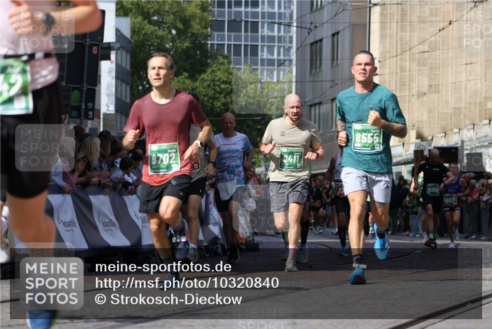 13.09.2026 - 21. swb-Marathon Bremen Strokosch-Dieckow http://msf.ph/oto/10320840 13.09.2026 13:08:40 Ziel 339, 678, 1335, 1696, 2098, 2266, 3808, 4082, 4247, 5424, 5594, 8655, 9582, 3110, 3330, 4033, 5377, 5517, 5696, 6906, 8555, 9240, 9411, 9702, 9867, 9906, 9911 meine-sportfotos.de