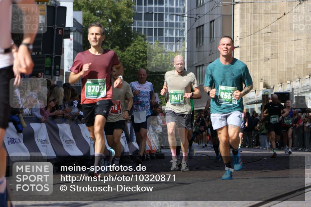 13.09.2026 - 21. swb-Marathon Bremen Strokosch-Dieckow http://msf.ph/oto/10320871 13.09.2026 13:08:41 Ziel 339, 678, 1335, 1696, 3808, 4082, 4247, 4888, 5424, 5594, 8655, 9084, 9582, 3110, 3330, 5377, 5517, 5696, 6906, 8555, 9240, 9411, 9702, 9867, 9906, 9911 meine-sportfotos.de