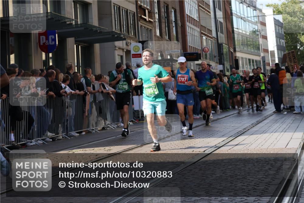 13.09.2026 - 21. swb-Marathon Bremen Strokosch-Dieckow http://msf.ph/oto/10320883 13.09.2026 13:17:59 Ziel 1146, 1419, 1872, 2055, 2260, 2671, 3241, 3458, 3514, 3634, 4131, 4733, 5292, 5307, 5460, 5695, 6152, 6293, 6294, 6818, 7491, 7954, 8094, 8943, 8944, 9134, 9609, 10065, 13150, 771, 948, 1297, 1631, 1797, 2001, 2125, 2634, 2812, 3051, 3192, 4286, 4374, 4498, 4499, 4620, 4733, 5530, 5817, 5935, 5948, 6290, 6448, 8805, 8869, 9400, 9505, 9595, 9596, 9837, 13041, 13107 meine-sportfotos.de