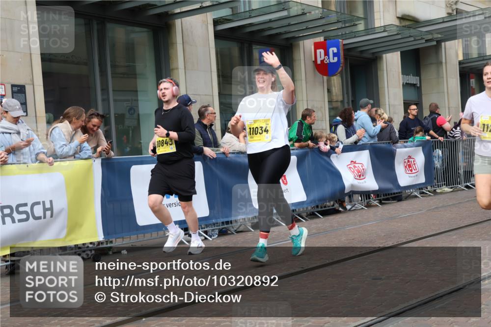 13.09.2026 - 21. swb-Marathon Bremen Strokosch-Dieckow http://msf.ph/oto/10320892 13.09.2026 10:58:53 Ziel 10383, 10415, 10427, 10477, 10492, 10668, 10843, 11034, 11086, 11125, 11301, 11302, 11500, 11602, 11913, 12015, 12118, 12127, 12131, 12200, 12267, 12271, 12297, 12537, 12541, 10254, 10485, 10787, 10794, 10832, 10878, 10948, 11030, 11189, 11228, 11267, 11278, 11488, 11743, 11955, 12130, 12176, 12237, 12320, 12414, 12499, 12505 meine-sportfotos.de