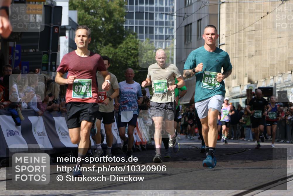 13.09.2026 - 21. swb-Marathon Bremen Strokosch-Dieckow http://msf.ph/oto/10320906 13.09.2026 13:08:41 Ziel 339, 678, 1335, 1696, 3808, 4082, 4247, 4888, 5424, 5594, 8655, 9084, 9582, 3110, 3330, 5377, 5517, 5696, 6906, 8555, 9240, 9411, 9702, 9867, 9906, 9911 meine-sportfotos.de