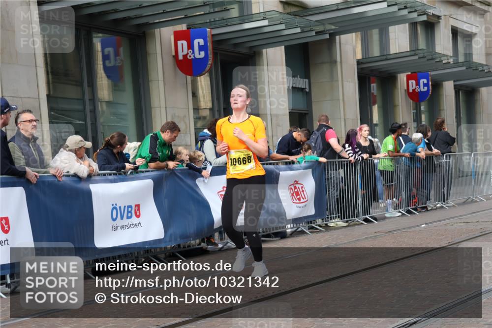 13.09.2026 - 21. swb-Marathon Bremen Strokosch-Dieckow http://msf.ph/oto/10321342 13.09.2026 10:59:02 Ziel 10377, 10415, 10492, 10668, 10745, 10922, 11086, 11125, 11151, 11207, 11301, 11302, 11500, 11519, 11873, 11913, 12118, 12200, 12267, 12295, 12481, 12537, 12541, 10254, 10383, 10415, 10427, 10477, 10485, 10787, 10794, 10832, 10843, 10948, 11034, 11228, 11267, 11278, 11488, 11602, 11743, 11913, 12015, 12127, 12130, 12131, 12176, 12271, 12297, 12414 meine-sportfotos.de