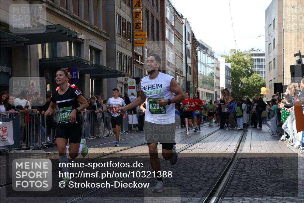 13.09.2026 - 21. swb-Marathon Bremen Strokosch-Dieckow http://msf.ph/oto/10321388 13.09.2026 13:18:13 Ziel 465, 1146, 1419, 2055, 2324, 2948, 3631, 4120, 4413, 4642, 5307, 5460, 5867, 6293, 6294, 6787, 6818, 7245, 7491, 7731, 7954, 8404, 8540, 8743, 8872, 9019, 9275, 9327, 9833, 13150, 948, 1631, 1797, 1872, 2001, 2260, 2634, 2671, 3241, 3458, 3514, 3634, 4131, 4733, 5292, 5695, 5935, 5948, 6152, 6290, 6448, 7954, 8094, 8805, 8869, 8943, 8944, 9134, 9595, 9596, 9609, 9837, 10065, 13041 meine-sportfotos.de