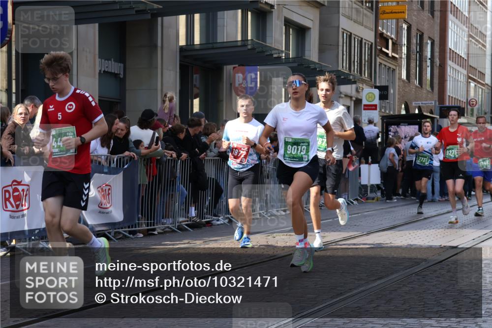 13.09.2026 - 21. swb-Marathon Bremen Strokosch-Dieckow http://msf.ph/oto/10321471 13.09.2026 13:18:15 Ziel 465, 1146, 1419, 2055, 2324, 2948, 3631, 4120, 4413, 4642, 5307, 5460, 5867, 6293, 6294, 6787, 6818, 7245, 7491, 7731, 8404, 8540, 8743, 8872, 9019, 9275, 9327, 9833, 13150, 948, 1631, 1797, 1872, 2001, 2260, 2634, 2671, 3241, 3458, 3514, 3634, 4131, 4733, 5292, 5695, 5935, 5948, 6152, 6290, 6448, 7954, 8094, 8805, 8869, 8943, 8944, 9134, 9609, 9837, 10065 meine-sportfotos.de