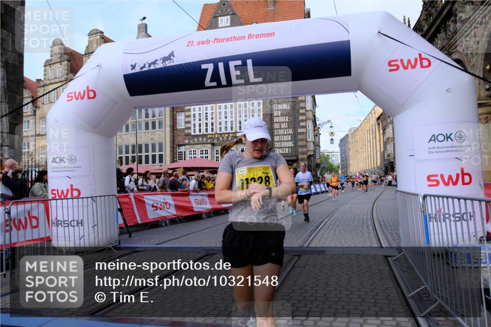 13.09.2026 - 21. swb-Marathon Bremen Tim E. http://msf.ph/oto/10321548 13.09.2026 10:59:03 Ziel 10254, 10485, 10794, 10832, 10948, 11030, 11189, 11228, 11488, 11743, 11955, 12130, 12176, 12237, 12320, 12414, 12505 meine-sportfotos.de